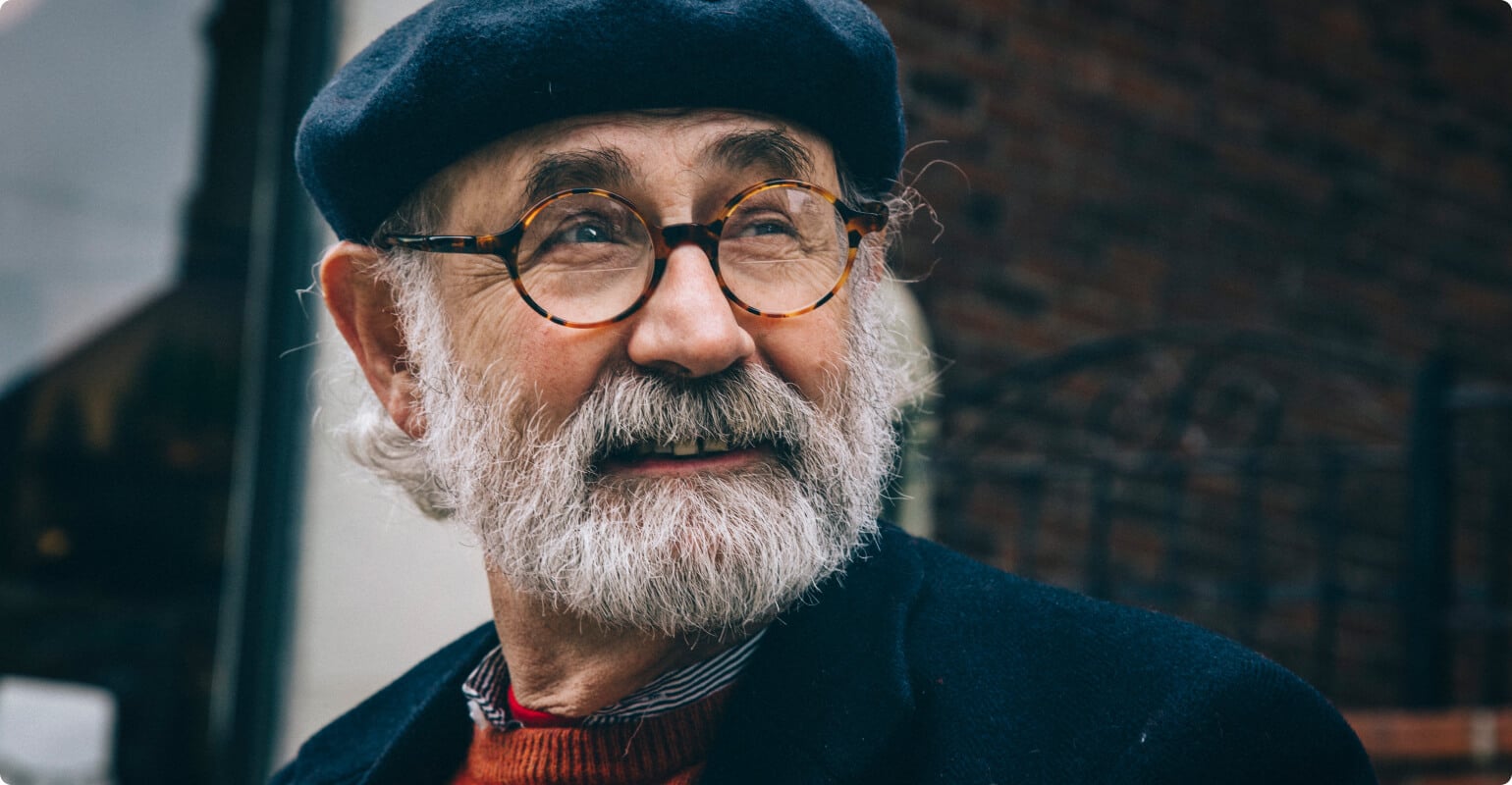 un anciano con gafas y barba blanca
